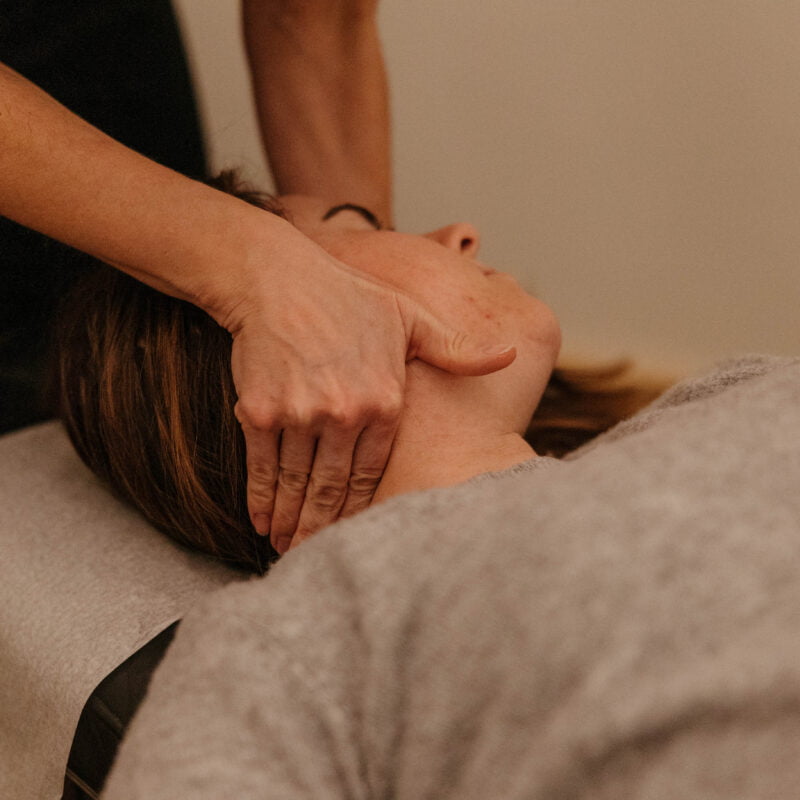 neck-pain-relief-Thrive-Chiropractic-care-deep-tissue-massage-therapy-muscle-strength-and-conditioning-improve-flexibility-reduce-recovery-time