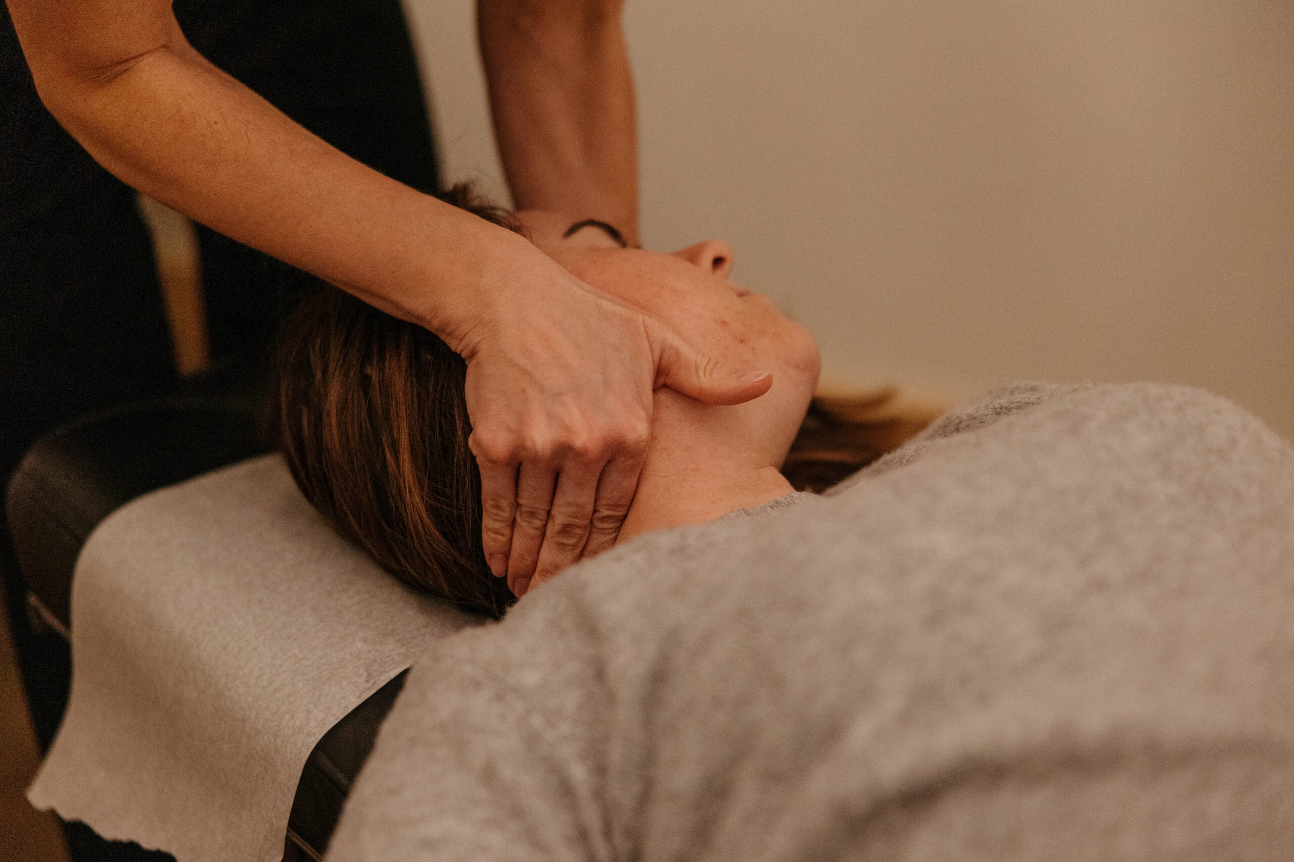 neck-pain-relief-Thrive-Chiropractic-care-deep-tissue-massage-therapy-muscle-strength-and-conditioning-improve-flexibility-reduce-recovery-time